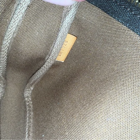 Louis Vuitton Monogram Pochette Accessoires – Authentic, Made in France - Picture 11 of 11